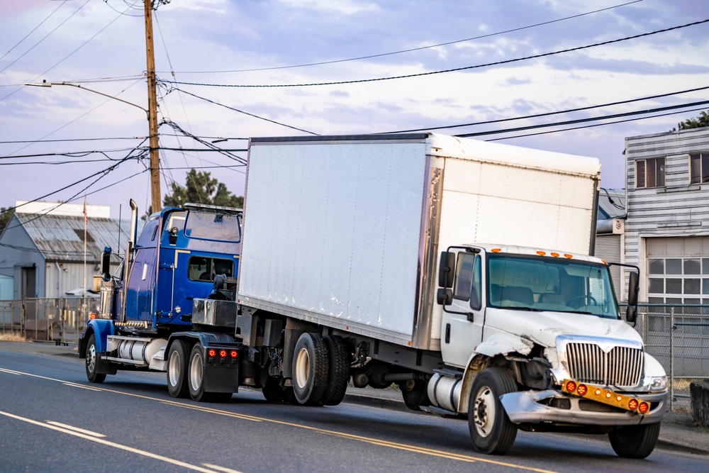 mobile,blue,roadside,assistance,powerful,tow,big,rig,semi,truck